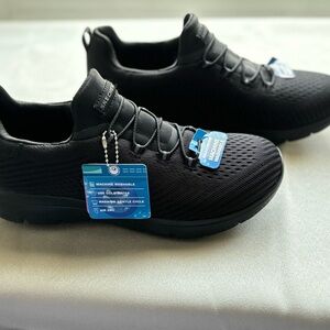 Skechers brand new size 9 memory foam walking shoe